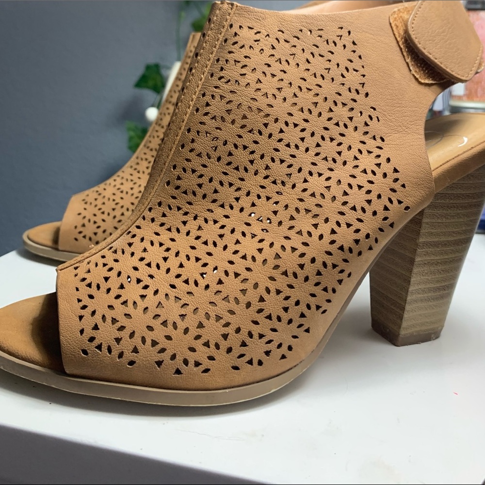 heels - Picture 2 of 2